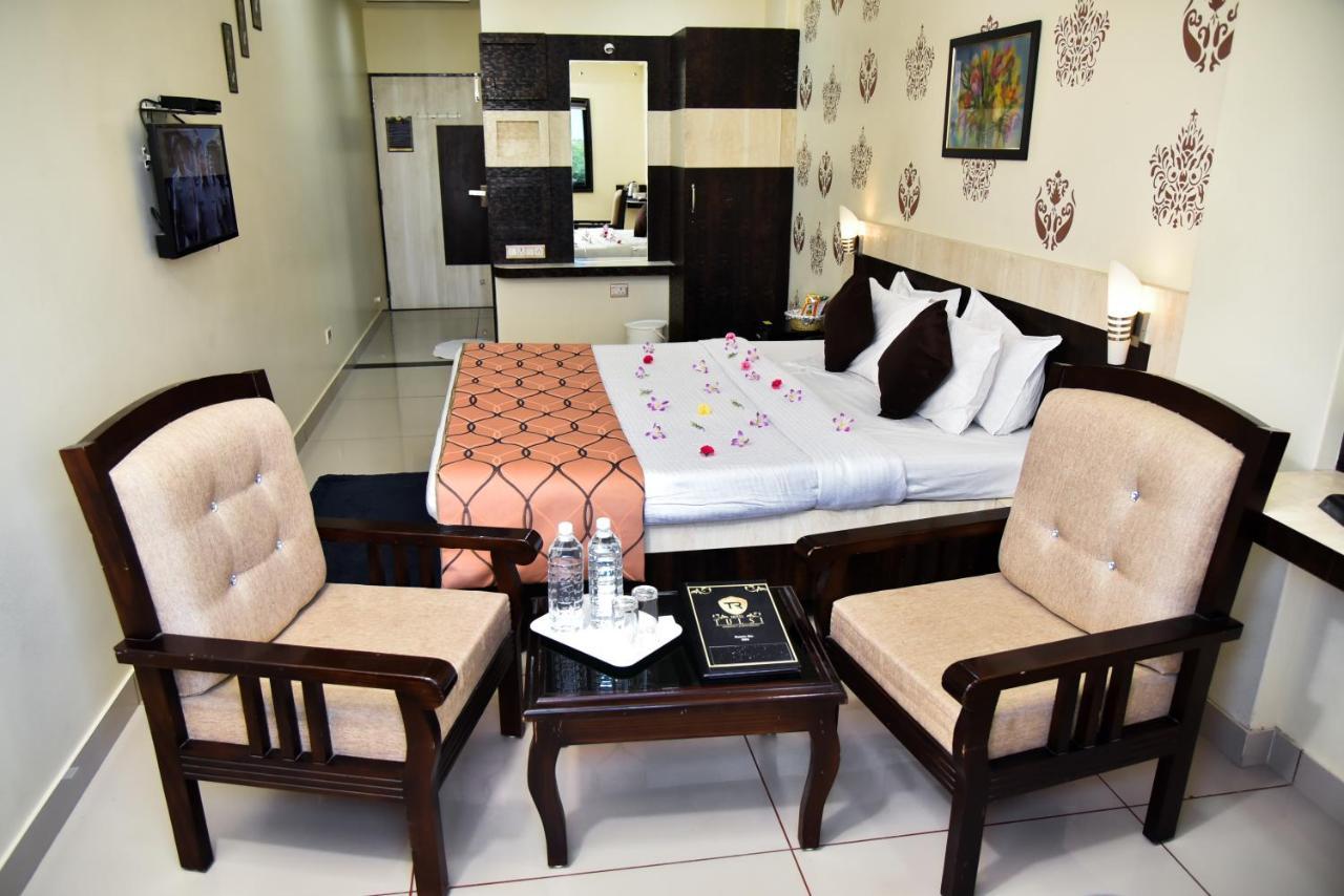 Hotel Tulsi Residency Будж Екстериор снимка